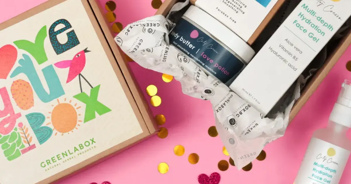 Подаръчна кутия с надпис Love You Box, съдържаща натурална козметика – хидратиращ гел и боди бътър от Greenlabox