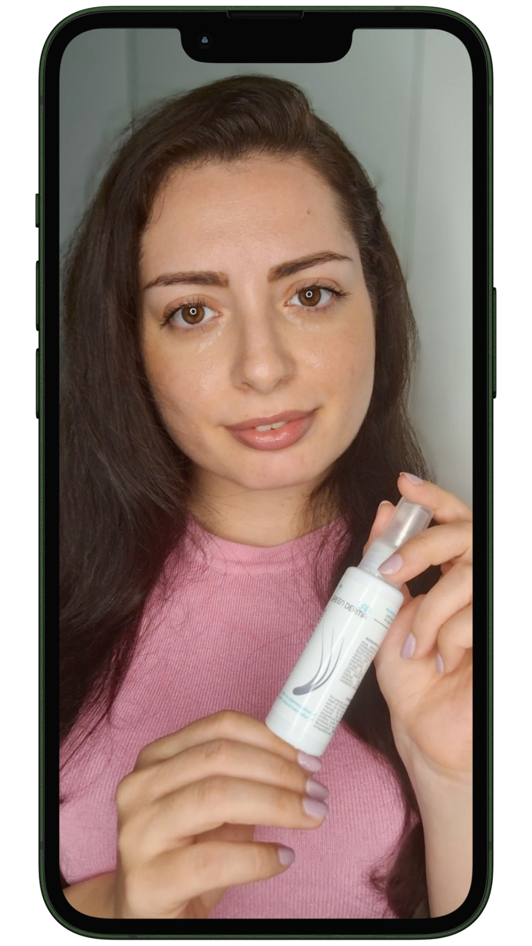 Жена с дълга тъмна коса държи бутилка Hair Color Restore и споделя впечатленията си – реално ревю на спрей за възстановяване на цвета на косата с активна съставка Greyverse™