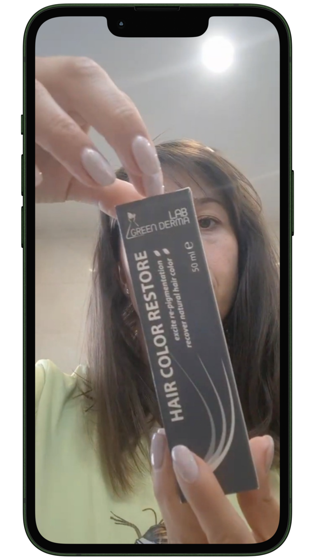 Жена държи опаковката на Hair Color Restore спрей и я показва към камерата – потребителско ревю на продукт за възстановяване на естествения цвят на косата