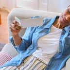 Жена в перименопауза с усещане за умора и горещи вълни – често срещан симптом при хормоналния преход